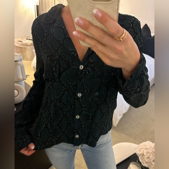 Snake print button down top - Picture 4 of 5
